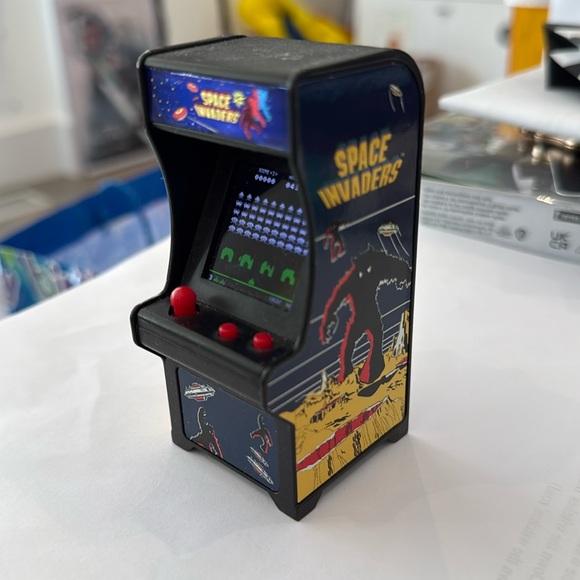 Space Invaders REAL WORKING Mini Arcade Machine (Keychain Version) - Picture 1 of 2